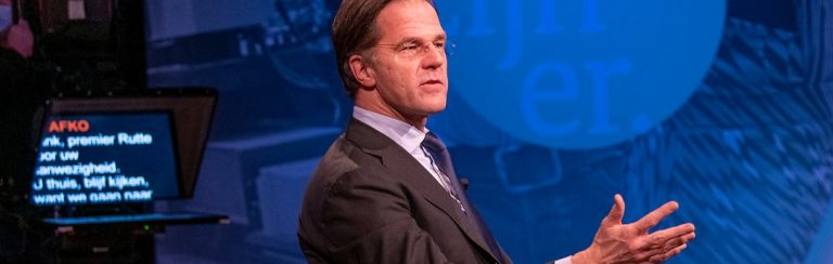 Politieagent klaagt Rutte en Grapperhaus aan wegens ‘plegen van misdaden’
