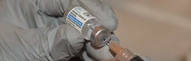 Bizar: apotheker ontdekt dat bijsluiter Janssen-vaccin volledig blanco is!