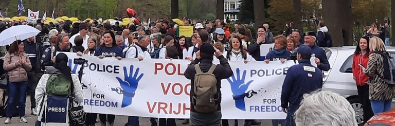 8000 mensen lopen mee in verbindingsmars van Police for Freedom in Barneveld: ‘Prachtig!’