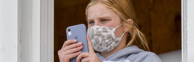 Klein meisje trekt fel van leer tegen mondkapjesplicht op school: ‘Kinderen stikken’