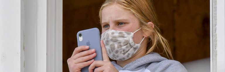 Klein meisje trekt fel van leer tegen mondkapjesplicht op school: ‘Kinderen stikken’