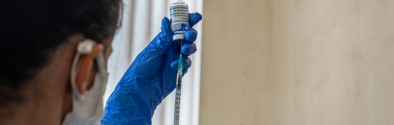 Lizette (28) belandde door het AstraZeneca-vaccin in het ziekenhuis en kon niet meer lopen