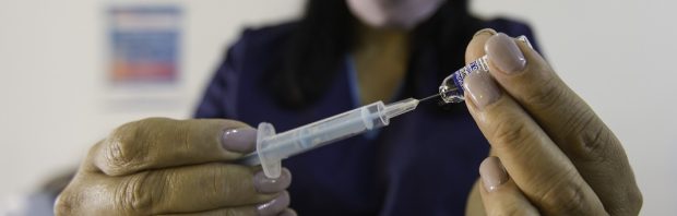 ‘Je mag geen vaccin toedienen als er een geneesmiddel is. Misdaad van de eeuw!’