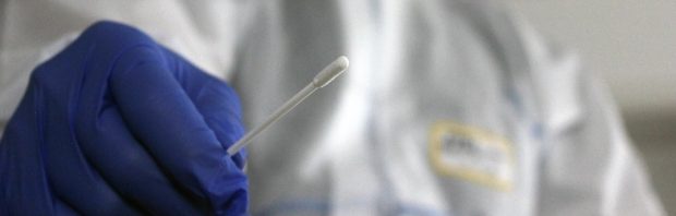 Op heterdaad betrapt: testbeleid aangepast om nieuwe coronagevallen onder gevaccineerden uit te sluiten