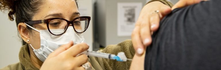 Huisarts: ‘Wat ik heel kwalijk vind, is dat er gezegd wordt dat de coronavaccins veilig zijn’