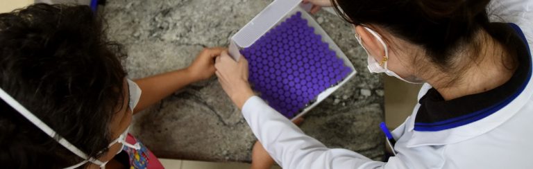 Uitvinder mRNA-vaccins: ‘Overheid niet transparant over risico’s coronaprik’