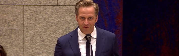 ‘Prikjunkie’ De Jonge koopt alvast vaccins voor 2022 & 2023: ‘Er tekent zich een humanitaire ramp af’