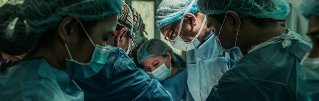 Ziekenhuismedewerkers leggen werk neer vanwege verplichte coronavaccinatie: ‘Wij zijn geen proefkonijnen’