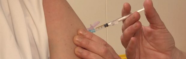 Medewerker vaccinatiestraat: ‘Binnen een uur moesten 2 mensen per ambulance worden afgevoerd’