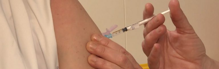 Medewerker vaccinatiestraat: ‘Binnen een uur moesten 2 mensen per ambulance worden afgevoerd’