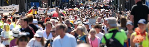 Kippenvel! Mensheid staat op tegen coronapas en verplichte vaccinaties, overal ter wereld protesten