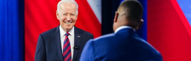 Biden zegt zonder blikken of blozen dat gevaccineerden niet in het ziekenhuis belanden of sterven