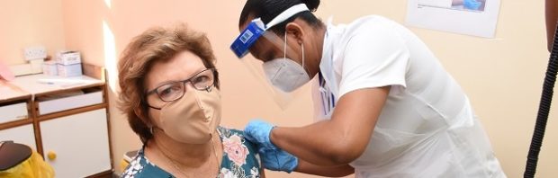 6 volledig gevaccineerde mensen gestorven aan ‘corona’ in één van de meest gevaccineerde landen