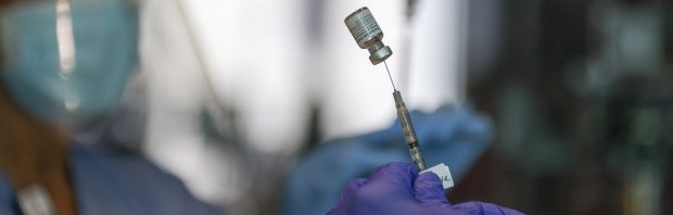 Arts trekt aan bel: veel gevaccineerde vrouwen hebben miskraam gehad, zelfs baby’s krijgen bloedproppen