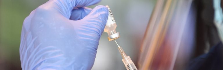 Overwinning: Rechtbank haalt streep door ontslag voor vrouw (25) die coronavaccin weigerde