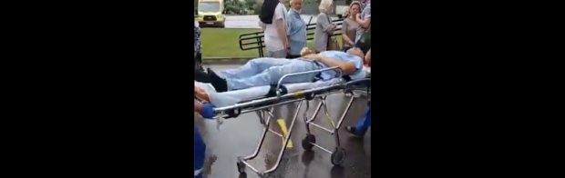 Beunruhigendes Video geht viral: Mann mit Krämpfen in Impfzentrum wird auf einer Bahre abtransportiert