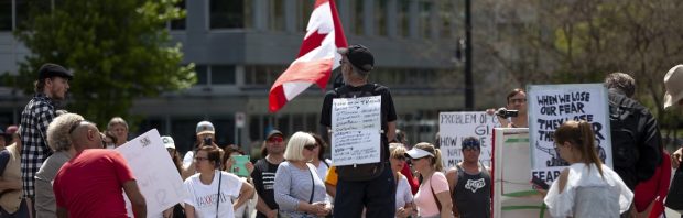 Beelden: Boze Canadezen bestormen prikcentrum – ‘Schaam jullie! Schaam jullie!’