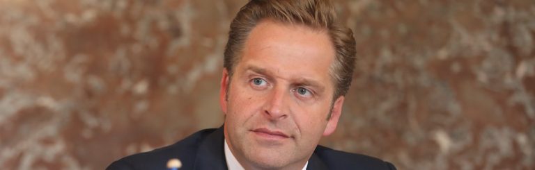 Minister De Jonge gesommeerd om het prikken onmiddellijk stil te leggen