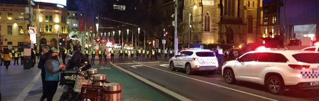 Kijk: Australische politie schiet met rubberen kogels. Dit alles voor de volksgezondheid