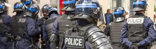 Uw gezondheidspas alstublieft: Franse politieagenten vallen restaurantgangers lastig