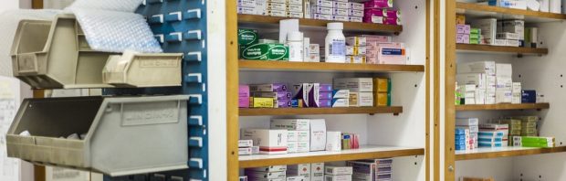 Apotheken krijgen opdracht om géén medicijnen te verstrekken die covid bestrijden: ‘Dit is schandalig’