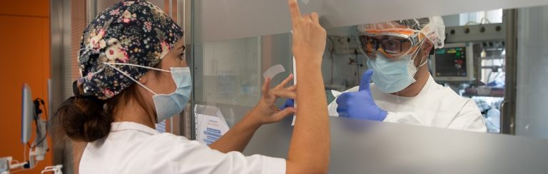 Nederlandse IC-verpleegkundigen zien mensen na inenting op IC belanden: ‘Men lijkt het maar normaal te vinden’
