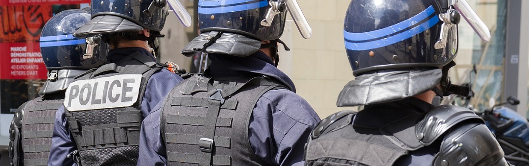 Beelden: woedende betogers verjagen oproerpolitie uit winkelcentrum Parijs – ‘Vrijheid!’