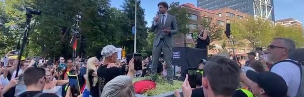 Gideon van Meijeren bij protest voor Tweede Kamer: ‘Het begin van de bevrijding van Nederland is ingezet!’