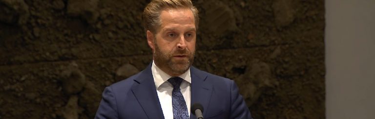 Dit zijn de ‘antwoorden’ van De Jonge op vragen over gelekte Pfizer-contracten: ‘Ongelofelijk!’