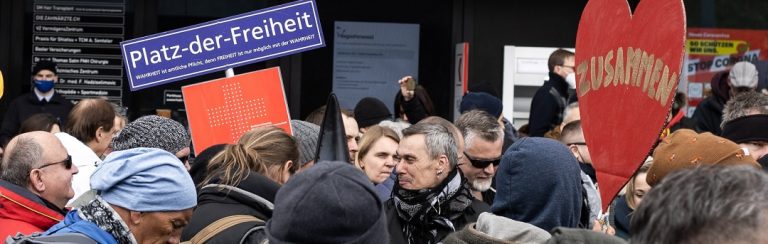 Kijk: Groot protest tegen coronapas in Bern, Zwitserland – ‘Vrijheid!’