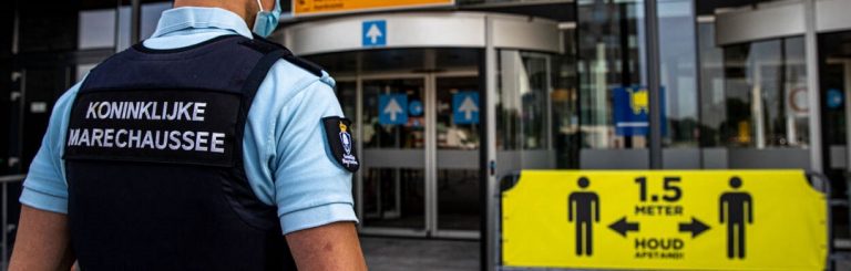 Kabinet zinspeelt op strengere coronamaatregelen voor ongevaccineerden: ‘Waar zijn we mee bezig?!’