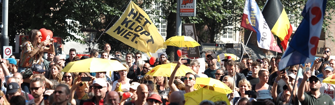 Grote menigte demonstreert in Amsterdam tegen medische apartheid: ‘Wij strijden tegen de Great Reset’