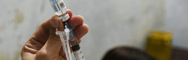 Twitteraar vraagt volgers hoeveel mensen ze kennen die ziek zijn geworden na vaccinatie. Dit zijn de reacties