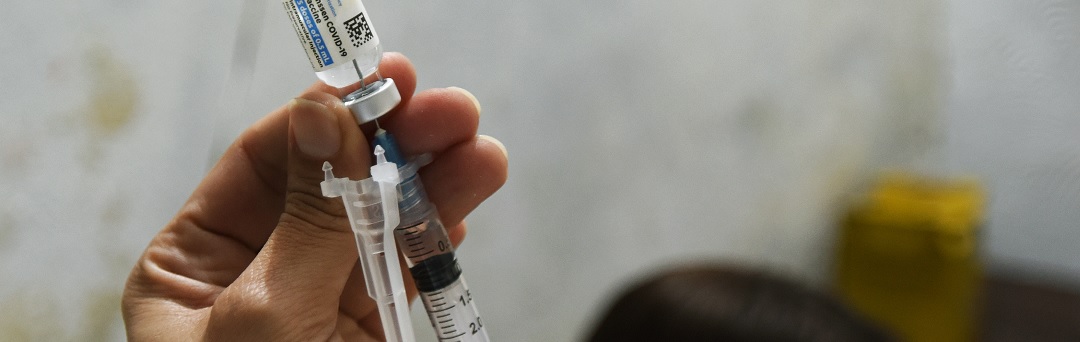 Twitteraar vraagt volgers hoeveel mensen ze kennen die ziek zijn geworden na vaccinatie. Dit zijn de reacties