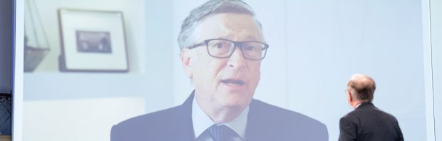 Kijk: Menigte scandeert ‘arresteer Bill Gates’ voor diner met premier Boris Johnson