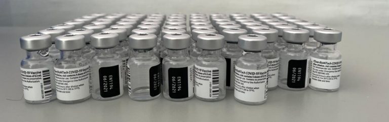Arzt macht Bluttests vor und nach der Covid-Impfung. Das Ergebnis erstaunt