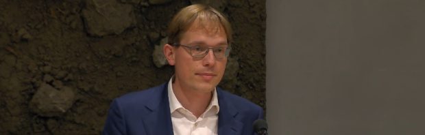 Pepijn van Houwelingen messcherp tijdens debat: ‘Die misdadige apartheidspas moet afgeschaft worden’