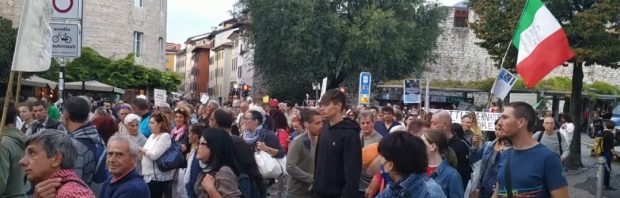 Beelden: Massale demonstraties in Italië tegen gezondheidstirannie, politie slaat erop los