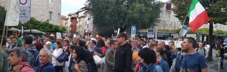 Beelden: Massale demonstraties in Italië tegen gezondheidstirannie, politie slaat erop los