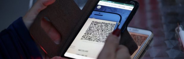 QR-code is niet ’tijdelijk’, maar permanent: ‘De zoveelste complottheorie die uitkomt’