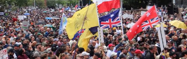 Kijk: Tienduizenden protesteren in Melbourne tegen ’tirannie en dictators’