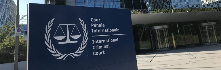 Klacht bij Internationaal Strafhof tegen Big Pharma, Gates & Schwab wegens genocide