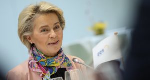 Ursula von der Leyen onder vuur om uitspraken over vaccinatieplicht: 'Gruwelijk vooruitzicht' 2 von der leyen