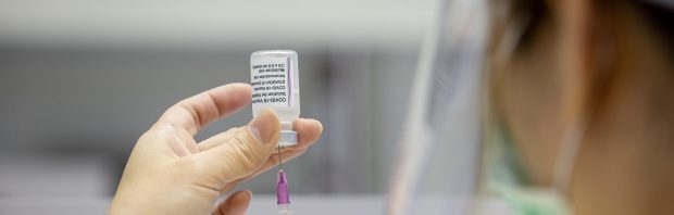 Meer dan 120 kinderen belanden in het ziekenhuis na Pfizer-prik: ‘We gaan door met vaccineren’