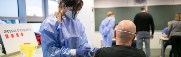 Als het vaccin zo geweldig is, waarom vallen zoveel mensen dan dood neer?