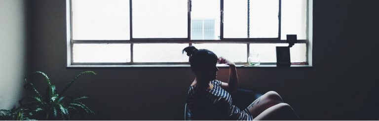 Hayley (26) werd 14 dagen opgesloten in een coronakamp: ‘Het is onmenselijk wat ze doen’