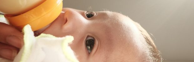 Gezonde 3 maanden oude baby ligt 7 minuten te stuiptrekken na drinken melk gevaccineerde moeder