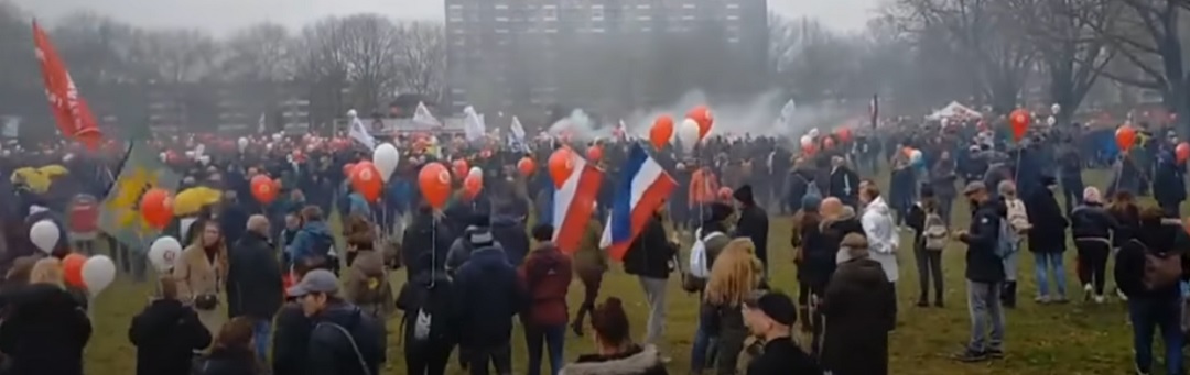 Grote protestmars in Utrecht tegen coronabeleid: ‘Wij gaan winnen!’