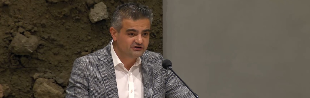Tunahan Kuzu maakt Hugo de Jonge boos: ‘Waar moeten we hem eigenlijk voor bedanken?’