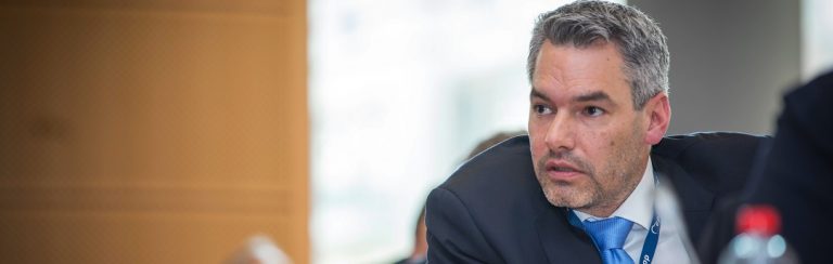 Advocaat Bart Maes stuurt brief aan Oostenrijkse kanselier: ‘Vaccinatieplicht in strijd met hele zwik verdragen’